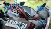 Tali plastik warna-warni dipasang petugas sebagai penanda parkir menginap harian.