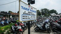 Suasana parkiran motor Stasiun Tambun, Bekasi. Petugas parkir berharap pemilik segera mengambil kendaraannya tersebut.