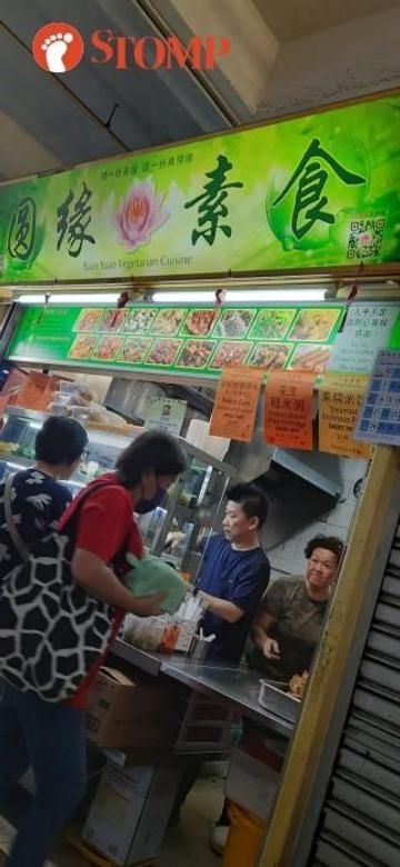 Rakus! Pria Ini Ambil 24 Makanan dari Kedai yang Sedang Berbagi