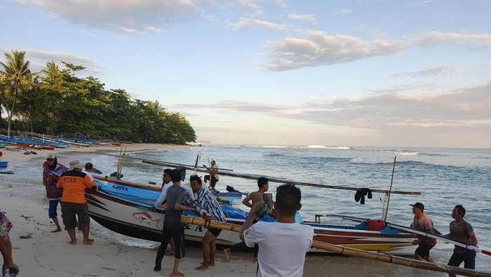 Proses evakuasi pria yang tewas tenggelam di Lampung.