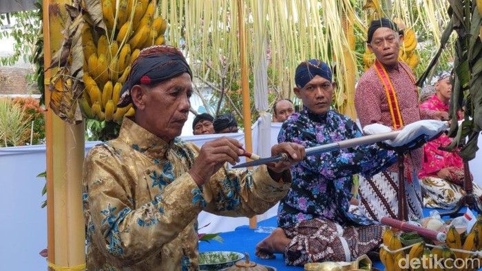 Prosesi Jamasan Tombak Kiai Upas