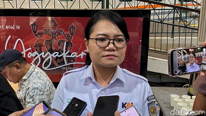 Manager Humas KAI Daop 6 Jogja, Feni Novida Saragih, ditemui di Stasiun Tugu Jogja, Jumat (11/7/2025).