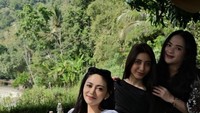 Selain bersama anak-anaknya Rachel Vennya juga menghabiskan waktu bersama teman-temannya. Gaya pikniknya unik, di bawah tenda teduh tepat di pinggir santai. Foto: Instagram/rachelvennya