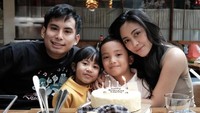 Setelah bercerai, pasangan ini masih kompak menghabiskan waktu bersama. Rachel Venny dan Okin tetap merayakan ulang tahun anaknya bersama. Foto: Instagram/rachelvennya