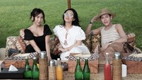 Berbagai minuman segar disajikan untuk melepas dahaga jadi menu piknik Rachel. Ada air mineral hingga jus buah menemani waktunya bersantai. Foto: Instagram/rachelvennya