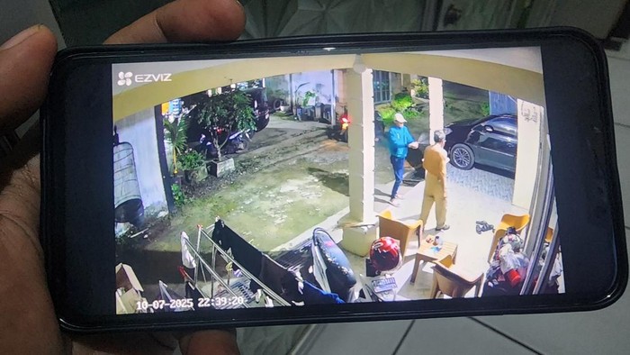Rekaman kamera CCTV saat penyiraman air keras terhadap Idham Aziz di Palembang.