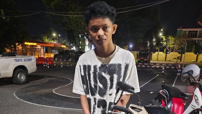 Remaja bernama Zulfikar Bin Said (18) yang melakukan freestyle motor di jalan raya depan Polsek Duampanua diamankan.