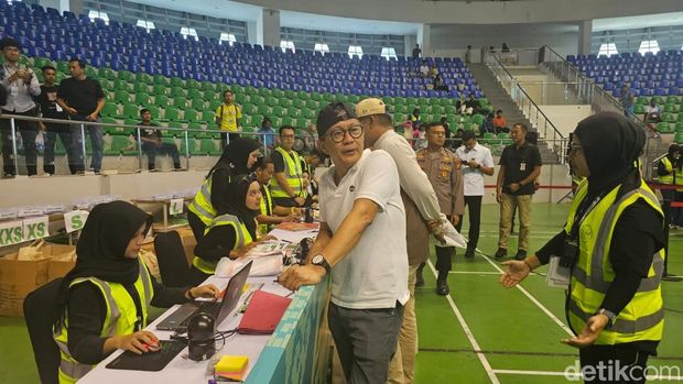 Rocky Gerung bakal ikut memeriahkan Riau Bhayangkara Run 2025. Ia mengambil race pack di Gelanggang Remaja, Pekanbaru, pada Jumat (11/7/2025).