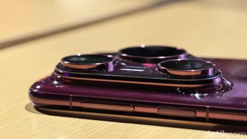 HP ini datang dengan tiga varian, yakni Glazed Red, Glazed White, dan Glazed Black. Foto: Panji Saputro/detikINET