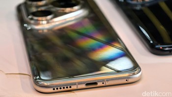 Kedua lensa telephoto letaknya bersebelahan di cincin kamera terbesar Huawei Pura 80 Ultra. Lensa ini terintegrasi dengan elemen periskop dan sensor yang sama. Foto: Panji Saputro/detikINET