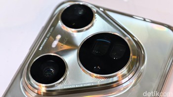 Nah untuk melihat perbedaan keduanya, bisa cek di area kamera utama 50MP. Pertama, Huawei Pura 80 Pro hanya punya satu lensa telphoto di bagian cincin kamera terbesarnya. Sementara Huawei Pura 80 Ultra terdapat dua lensa di bagian cincin kamera terbesarnya, dan terdapat tulisan Switchable Tele Lens di area kamera. Foto: Panji Saputro/detikINET