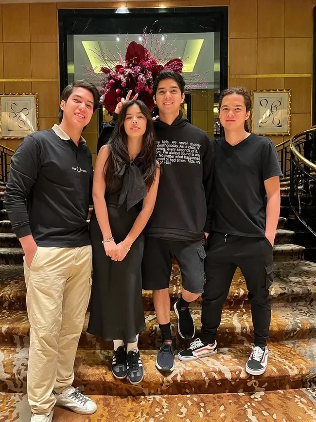 Melalui akun Instagram, anak-anak Ahmad Dhani itu beberapa kali membagikan momen kebersamaan mereka. Meski punya ibu berbeda, namun ketiga putra Ahmad Dhani dan mantan istrinya, Maia Estianty, tampak begitu menyayangi adik perempuannya tersebut. Foto: Instagram