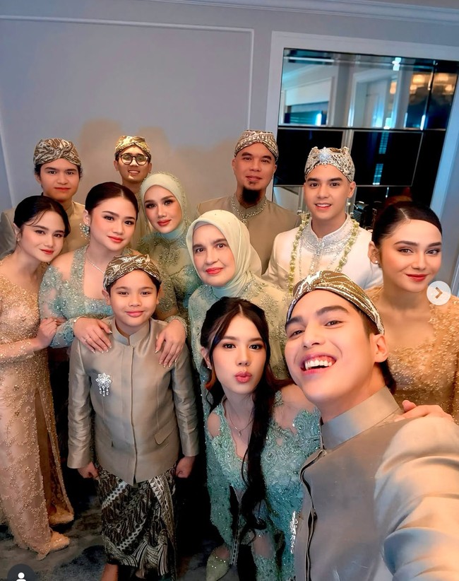 Kedekatan Safeea dan El Rumi juga terlihat di acara pernikahan Al Ghazali. Dalam salah satu foto yang diunggah oleh Ahmad Dhani, Safeea tampak berpose di sebelah El sambil merangkul pundak sang kakak. Foto: Instagram