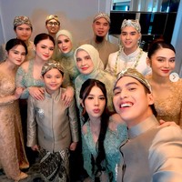 Kedekatan Safeea dan El Rumi juga terlihat di acara pernikahan Al Ghazali. Dalam salah satu foto yang diunggah oleh Ahmad Dhani, Safeea tampak berpose di sebelah El sambil merangkul pundak sang kakak. Foto: Instagram