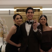 Di acara resepsi pernikahan Al Ghazali, El Rumi dan Safeea kembali memamerkan kedekatannya. Kali ini keduanya juga berpose bersama kekasih El, Syifa Hadju. Foto: Instagram