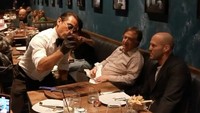 Tahun 2021, Salt Bae kedatangan aktor Inggris Jason Statham di restorannya yang ada di Beverly Hills. Saat itu, momen mereka sangat akrab. Salt Bae bahkan memeluk Statham. Foto: Instagram nusr_et