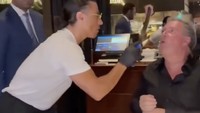 Jurnalis Inggris senior, Piers Morgan pernah meminta Salt Bae untuk menyuapinya potongan steak. Keduanya pun tampak tersenyum bahagia setelah momen ini berlangsung. Foto: TikTok anti.wokemedia
