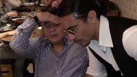 Momen Salt Bae mejeng bareng tokoh terkenal dunia juga termasuk ketika ia melayani Diego Maradona. Salt Bae menyuguhkan daging iga yang lepas dari tulangnya kepada pesepak bola Argentina itu. Foto: TikTok vvip