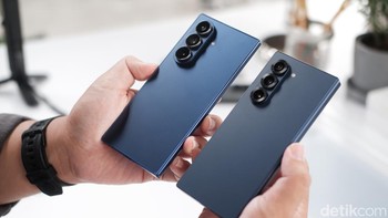 Di balik desain elegannya, Galaxy Z Fold7 ditenagai chipset mutakhir Snapdragon 8 Elite for Galaxy. Ini adalah peningkatan signifikan dibandingkan Snapdragon 8 Gen 3 pada Fold6. Samsung mengklaim performa CPU Fold7 38% lebih kencang, GPU 26% lebih smooth, dan NPU 41% lebih cepat untuk pemrosesan AI. Opsi RAM tetap 12GB untuk penyimpanan 256GB dan 512GB, serta kini tersedia varian 16GB untuk model 1TB. Untuk menjaga performa tetap optimal, Samsung memperbarui sistem pendingin dengan Ultra High Thermal Density yang 2,5 kali lebih besar dari Fold6, memastikan suhu perangkat tetap stabil bahkan saat bekerja keras. Foto: Adi Fida Rahman/detikINET