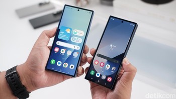 Galaxy Z Fold7 membawa peningkatan ukuran layar yang signifikan, memberikan pengalaman visual yang lebih memuaskan. Layar luar (cover screen) kini berukuran 6,5 inch dengan resolusi FHD+ dan rasio 21:9. Ini sedikit lebih besar dibandingkan 6,3 inch pada Fold6 dengan rasio 22:9. Foto: Adi Fida Rahman/detikINET