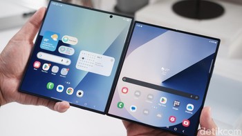 Yang paling terasa adalah peningkatan pada layar utama (main display). Fold7 menggunakan panel Dynamic AMOLED 2X berukuran 8 inch (resolusi 1968x2184, rasio 20:18), menjadikannya 11% lebih besar dari 7,6 inch pada Fold6. Kecerahan maksimal juga ditingkatkan hingga 2.600 nits berkat teknologi Vision Booster, memastikan visibilitas optimal bahkan di bawah sinar matahari terik. Foto: Adi Fida Rahman/detikINET