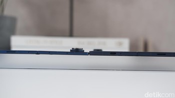 Dari segi material, Samsung juga tak pelit. Rangka kini menggunakan Advanced Armor Aluminum, layar luar dilindungi Gorilla Glass Ceramic 2, bagian belakang Gorilla Victus 2, dan layar dalam dibekali Ultra Thin Glass yang 50% lebih tebal, menjanjikan ketahanan lebih baik terhadap goresan dan benturan. Foto: Adi Fida Rahman/detikINET