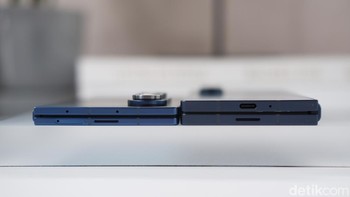 Saat dilipat, ketebalan Fold7 hanya 8,9 mm, turun drastis dari 12,1 mm pada Fold6. Ketika dibuka, Fold7 tampil dengan ketebalan 4,2 mm, dibandingkan 5,6 mm pada Fold6. Bobotnya juga ikut berkurang, dari 239 gram menjadi 215 gram, menjadikannya foldable paling ringan dari Samsung saat ini, bahkan lebih ringan dari Galaxy S25 Ultra (218 gram). Foto: Adi Fida Rahman/detikINET