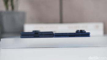 Engsel Armor FlexHinge baru dengan desain water droplet juga sukses mengurangi bekas lipatan (crease) dan meningkatkan daya tahan perangkat. Sayangnya Samsung tidak memberikan dukunga S Pen seperti Fold6. Foto: Adi Fida Rahman/detikINET