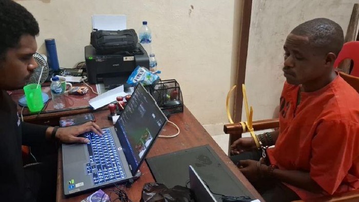 Satu dari delapan anggota KKB yang diduga terlibat dalam penyerangan terhadap guru dan tenaga kesehatan di Anggruk, Kabupaten Yahukimo, diperiksa penyidik. (ANTARA/HO/Satgas Damai Cartenz)