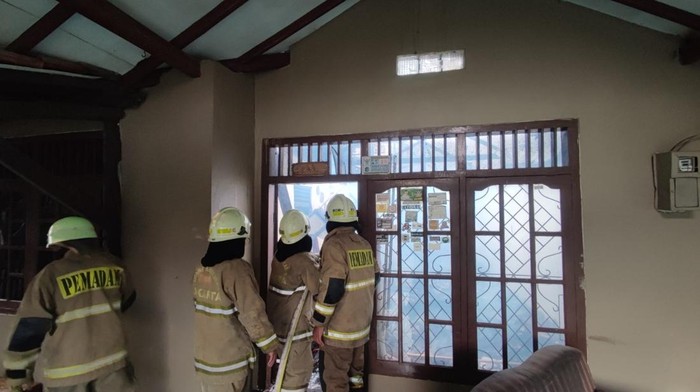 Satu unit rumah di Kecamatan Cakung, Jakarta Timur (Jaktim), hangus terbakar. Kebakaran itu berasal dari api kompor. (dok Gulkarmat)