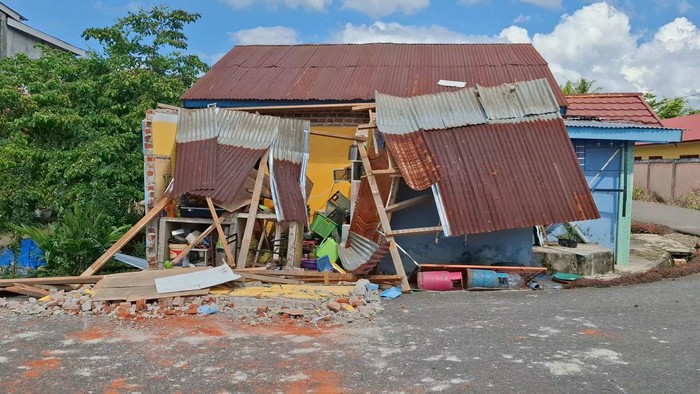 Sebuah rumah di Lubuklinggau hancur diduga akibat tabung gas meledak