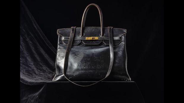 Sebuah tas Birkin asli yang dirancang khusus oleh Hermès untuk Jane Birkin pada 1980-an kini dipamerkan di Sotheby’s Paris, menjelang lelang yang akan digelar pada 10 Juli. (Dok. sothebys)