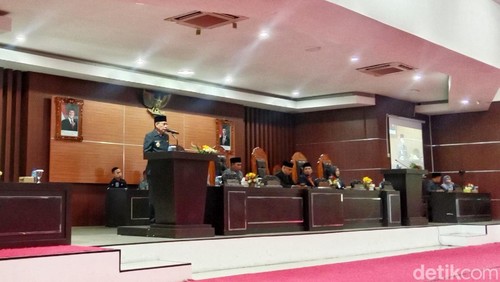 Suasana sidang paripurna di kantor DPRD Lombok Timur, Kamis (10/7/2025). (foto : M. Sanusi Ardi W).
