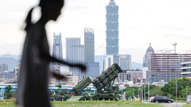 Sistem pertahanan udara Patriot Taiwan dikerahkan di sebuah taman selama latihan tahunan Han Kuang di Taipei, Taiwan, Jumat (11/7/2025). (REUTERS/Ann Wang) Sistem pertahanan udara Patriot Taiwan dikerahkan di sebuah taman selama latihan tahunan Han Kuang di Taipei, Taiwan, Jumat (11/7/2025). (REUTERS/Ann Wang)