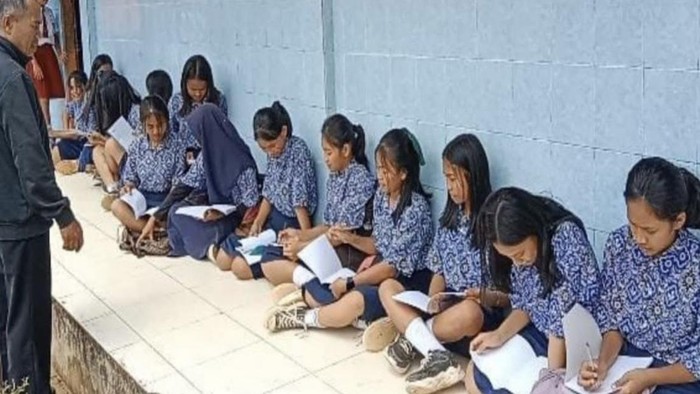 Siswa SMP PGRI Marinding di Kabupaten Tana Toraja, Sulawesi Selatan (Sulsel), terpaksa belajar di lantai koridor sekolah gegara ruangan kelas disegel.