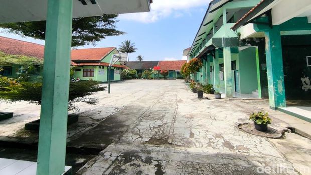 Sunyi dan sepi di SMPN 6 Kuningan. Sekolah ini hanya mendapatkan 12 siswa baru.