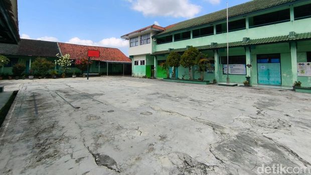 Sunyi dan sepi di SMPN 6 Kuningan. Sekolah ini hanya mendapatkan 12 siswa baru.