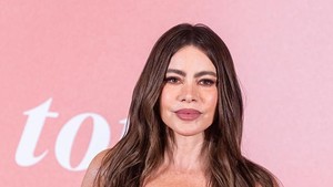 Kabar soal kedekatan mereka pertama kali mencuat setelah keduanya terlihat duduk berdampingan di gala dinner mewah di atas yacht Luminara. Tapi menurut orang dalam, posisi duduk itu bukan kebetulan. Brady kabarnya minta tukar tempat duduk demi bisa duduk di sebelah Sofia. Wah, niat banget, ya? Foto: FilmMagic/Aldara Zarraoa