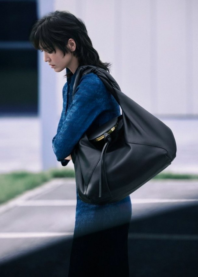 Song Hye Kyo tampil dalam iklan terbaru tas Fendy. Dalam video kampanyenya dengan Bazaar Korea, aktris ‘The Glory’ tersebut tampil lebih edgy dari biasanya. Foto: Instagram @harpersbazaarkorea