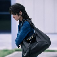 Song Hye Kyo tampil dalam iklan terbaru tas Fendy. Dalam video kampanyenya dengan Bazaar Korea, aktris ‘The Glory’ tersebut tampil lebih edgy dari biasanya. Foto: Instagram @harpersbazaarkorea