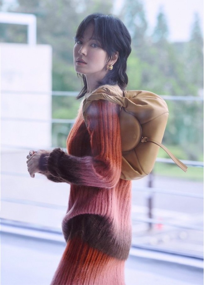Dalam video, Song Hye Kyo membawakan ’Spy Bag’. Tas itu sendiri pertama kali dirilis pada tahun 2000an dan sempat jadi ‘it bag’ di kalangan selebriti dan fashionista. Foto: Instagram @harpersbazaarkorea