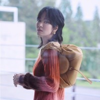 Dalam video, Song Hye Kyo membawakan ’Spy Bag’. Tas itu sendiri pertama kali dirilis pada tahun 2000an dan sempat jadi ‘it bag’ di kalangan selebriti dan fashionista. Foto: Instagram @harpersbazaarkorea