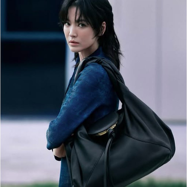 Potret Song Hye Kyo Tampil Edgy dengan Gaya Rambut Wolf Cut dalam Iklan Fendy
