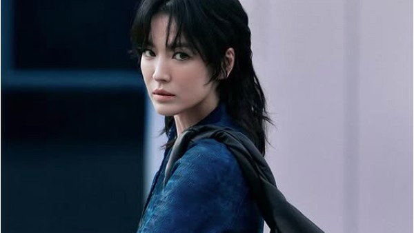 Potret Song Hye Kyo Tampil Edgy dengan Gaya Rambut Wolf Cut dalam Iklan Fendy