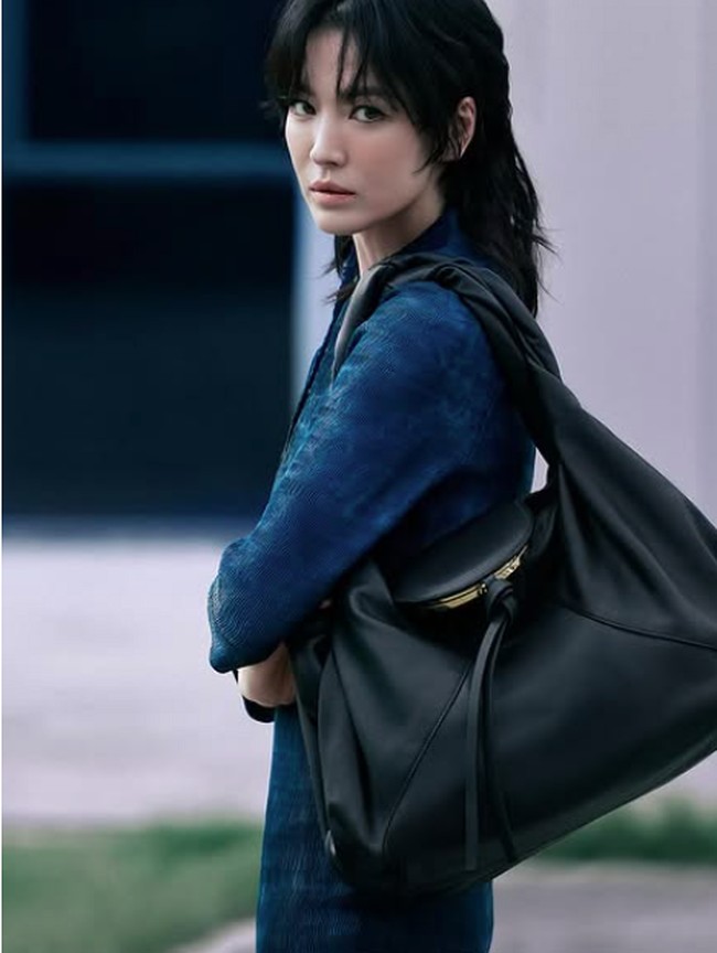 Potret Song Hye Kyo Tampil Edgy dengan Gaya Rambut Wolf Cut dalam Iklan Fendy Potret Song Hye Kyo Tampil Edgy dengan Gaya Rambut Wolf Cut dalam Iklan Fendy