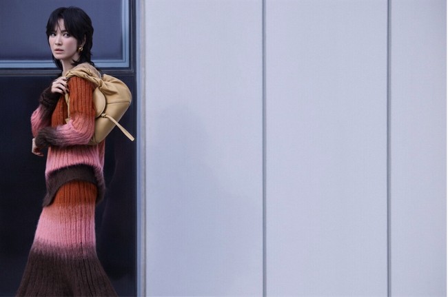 Selagi membawakan Fall/Winter 2025–26, Song Hye Kyo membawakan kesan retro dengan sentuhan modern mengenakan sweater mohair berwarna vibran. Foto: Instagram @harpersbazaarkorea