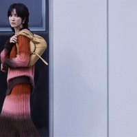 Selagi membawakan Fall/Winter 2025–26, Song Hye Kyo membawakan kesan retro dengan sentuhan modern mengenakan sweater mohair berwarna vibran. Foto: Instagram @harpersbazaarkorea