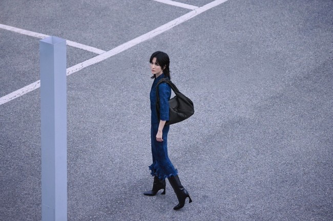 Mengandalkan kemampuannya sebagai aktris, pemain ‘Dark Nuns’ bermain sebagai mata-mata.  Foto: Instagram @harpersbazaarkorea
