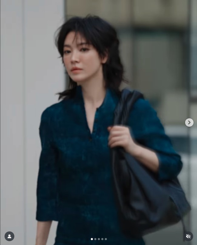 Seiring dengan munculnya tren Y2K, Fendi kembali mempromosikan Spy Bag menggandeng Song Hye Kyo sebagai brand ambassador mereka. Foto: Instagram @harpersbazaarkorea