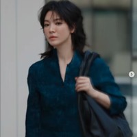 Seiring dengan munculnya tren Y2K, Fendi kembali mempromosikan Spy Bag menggandeng Song Hye Kyo sebagai brand ambassador mereka. Foto: Instagram @harpersbazaarkorea
